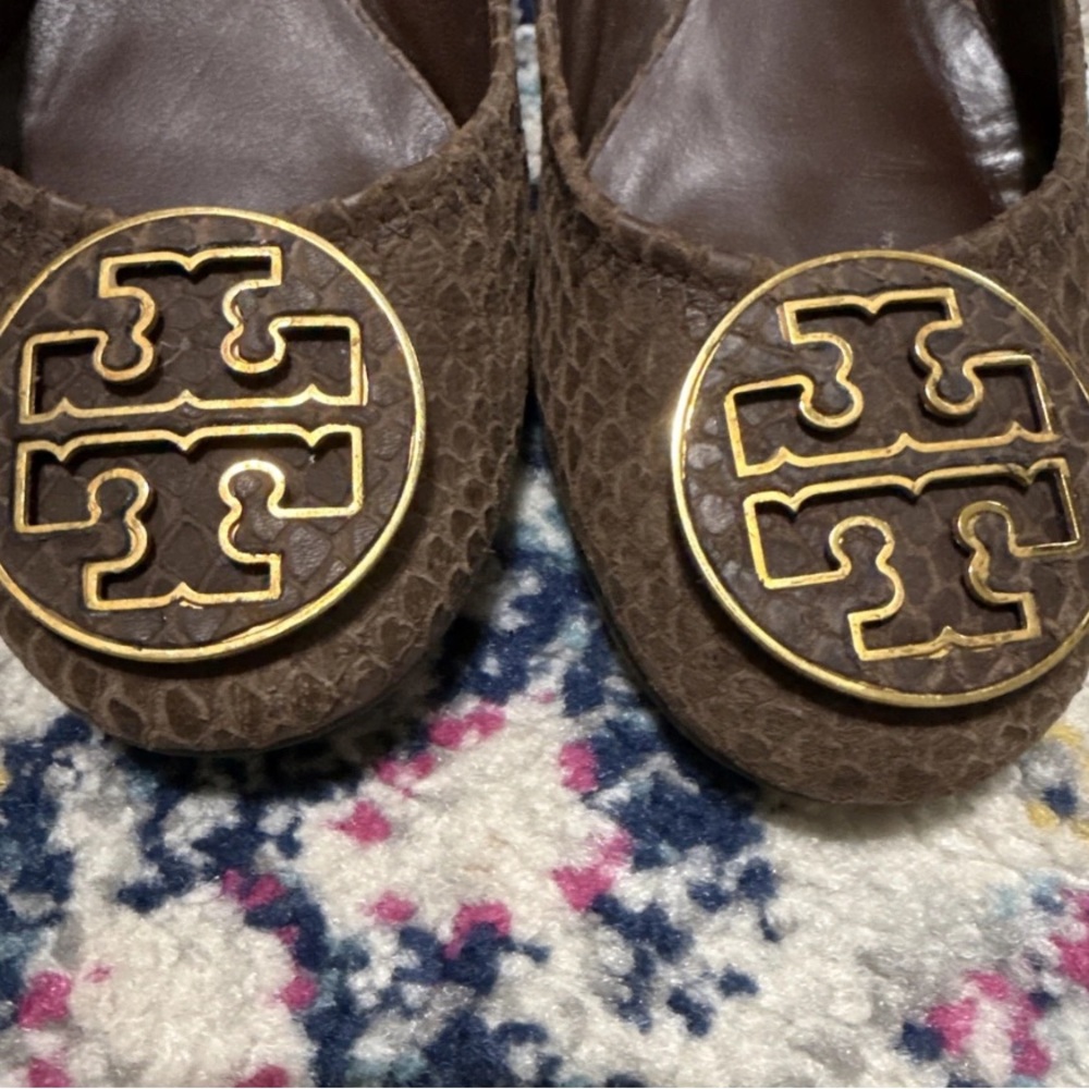 Tory Burch Brown Suede Small Heel with Gold Logo - Picture 3 of 5